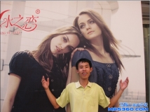 友人欢笑，喜上眉梢！