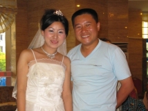 我和婚礼上的妹妹合影